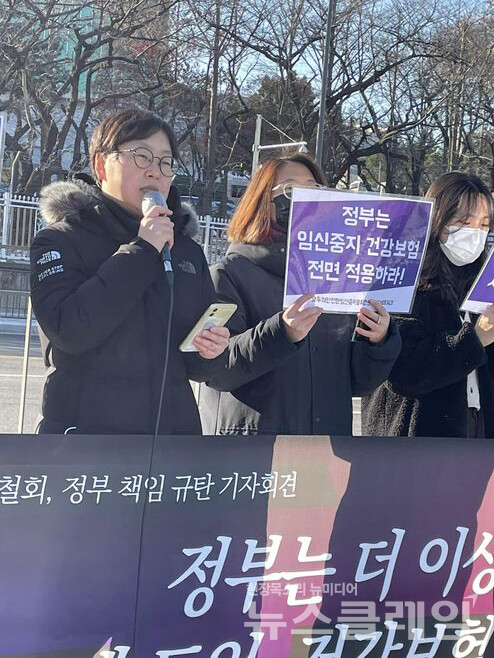 28일 오전 서울 용산 대통령실 집무실 앞에서 열린 ‘유산유도제 도입 신청 철회, 정부 책임 규탄 기자회견’. 사진=모임넷