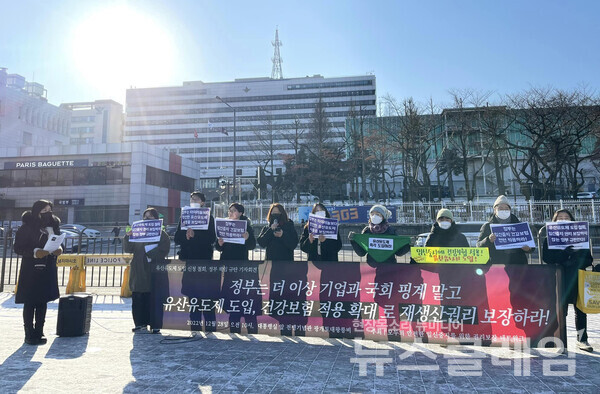 28일 오전 서울 용산 대통령실 집무실 앞에서 열린 ‘유산유도제 도입 신청 철회, 정부 책임 규탄 기자회견’. 사진=모임넷