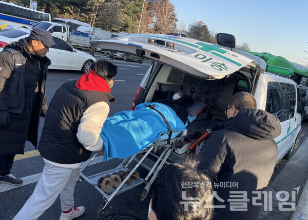 공공운수노조 화물연대 이봉주 본부장이 국회 앞 단식 천막농성장에서 29일 오전 구급차로 병원에 이송됐다. 사진=공공운수노조