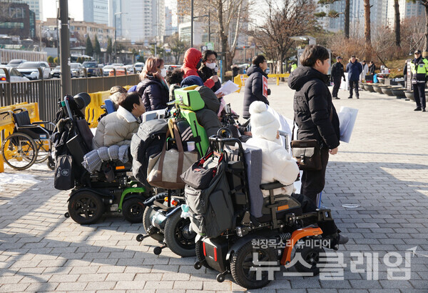29일 오후 서울 용산 대통령 집무실 앞에서 열린 ‘장애인고용부담금 현실화 및 국가책임-권리중심중증장애인맞춤형 공공일자리 쟁취를 위한 기자회견’. 사진=노동당