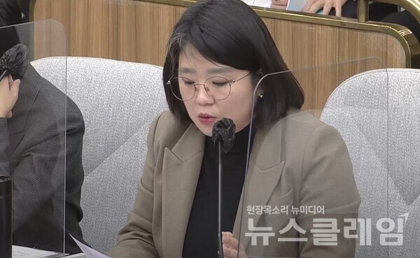 4일 국회에서 열린 이태원 참사 국정조사 특별위원회 1차 청문회에서 질의하는 기본소득당 용혜인 의원