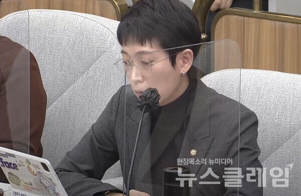 정의당 장혜영 의원이 4일 오후 국회에서 열린 '이태원 참사 국정조사 특별위원회 1차 청문회'에서 질의하고 있다