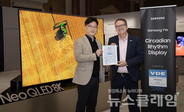 삼성전자 영상디스플레이사업부 용석우 부사장(왼쪽)과 스벤 오케 VDE 마케팅·영업담당 사장이 지난 6일 미국 라스베이거스에서 '생체리듬 디스플레이' 인증서 전달식을 가졌다. 사진=삼성전자