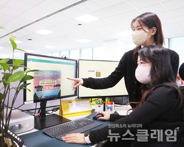 삼성전자 직원들이 '2023 설 맞이 온라인 장터' 판매 제품을 둘러보며 동료들과 이야기를 나누고 있다. 사진=삼성