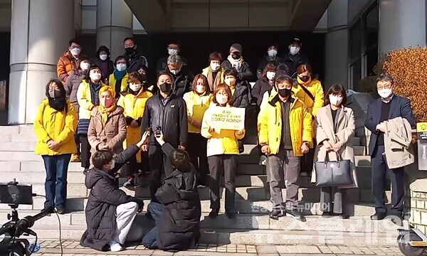 12일 오후 서울중앙지법 앞 삼거리에서 진행된 ‘세월호참사 국가 손해 배상 청구 소송 판결에 대한 입장 발표 기자회견’. 사진=4.16연대