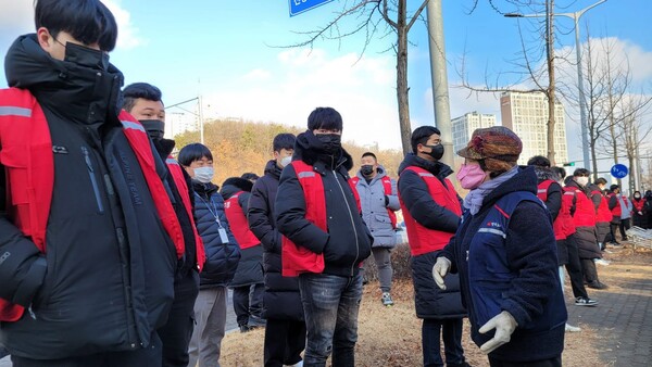 용역반과 대치 중인 안산 5일장 노점상. 사진=최인기 빈민운동가