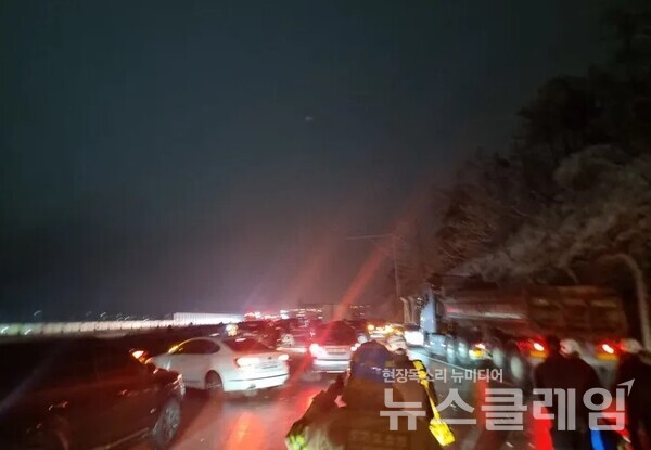 15일 오후 연쇄 추돌 사고가 발생한 경기 구리-포천 고속도로에서 경찰과 소방 당국이 구조작업을 하고 있다. 사진=경기북부소방재난본부