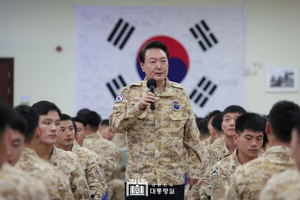 아랍에미리트(UAE)를 국빈 방문 중인 윤석열 대통령이 15일(현지시간) 현지에 파병 중인 아크부대를 방문, 장병들을 격려하고 있다. 사진=대통령실