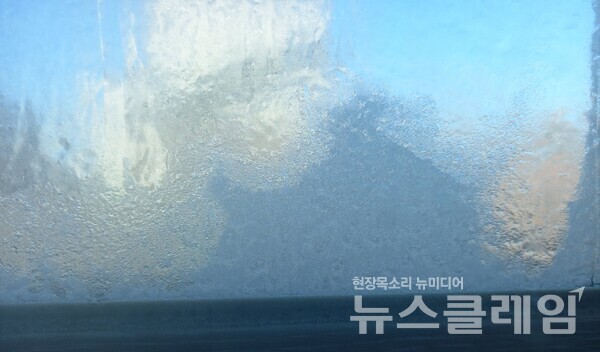 북극 한파가 절정을 이룬 25일 오전 아파트의 창문이 얼어붙어 있다.