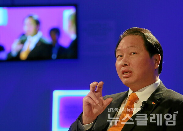 최태원 SK 회장이 지난 2013년 1월 다보스포럼 '임팩트 투자' 세션에서 사회적기업 활성화를 위한 SK식 전략과 비전을 설명하고 있다. 사진=SK