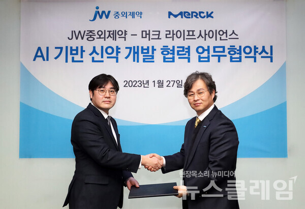 진세호 JW중외제약 원료연구센터장(왼쪽)과 이남구 머크 사이언스 앤 랩 솔루션 비즈니스 대표가 업무협약을 체결한 뒤 기념촬영을 하고 있다. 사진=JW중외제약