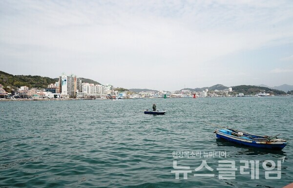 미륵도 바닷가에 서면 넓은 호숫가에서 건너편을 바라보는 느낌이 들만큼 물결이 잔잔하다. 사진=오근식 객원위원