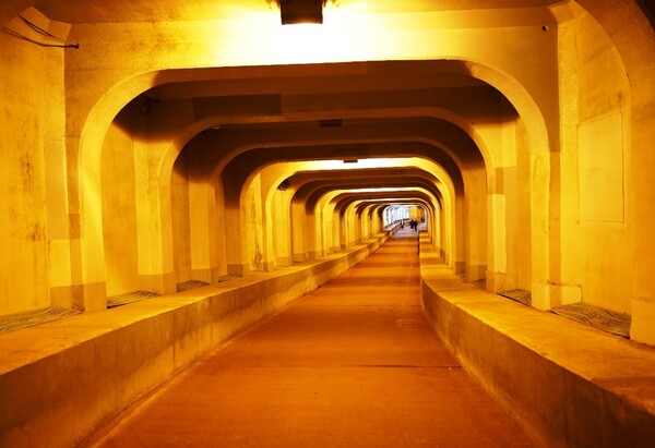 통영해저터널은 길이 483m, 폭 5m, 높이 3.5m이며 가장 낮은 곳이 만조 기준으로 해저 13.5 미터이다. 자동차와 우마차가 통행할 수 있도록 건설되었지만 1967년 충무교가 놓인 후부터는 차량통행이 금지되고 사람들만 걸어서 통행이 가능하게 되었다. 사진=오근식 객원위원