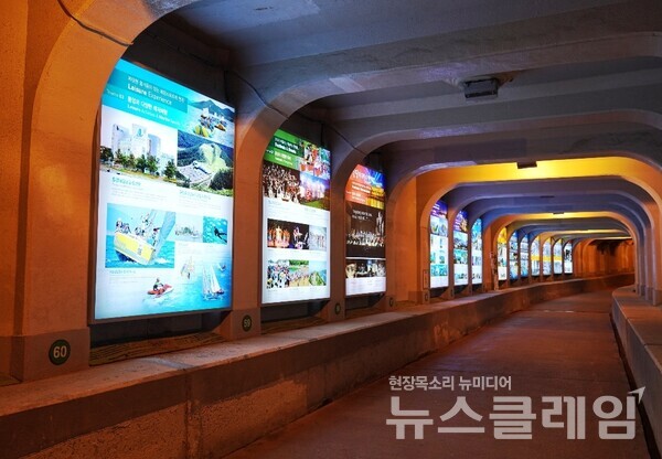 근대문화유산으로 지정되어 있는 통영해저터널에 들어서면, 이 해저터널 공사 전의 모습과 공사과정 그리고 공사 후의 모습을 볼 수 있다. 또한 통영의 관광에 관한 거의 모든 기본정보를 얻을 수 있으며 통영 출신 문화예술인들의 이름을 찾을 수 있다. 사진=오근식 객원위원