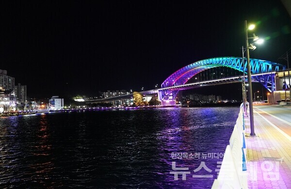 해저터널 개통과 함께 동서의 물길을 이어 통영운하가 개통되었다. 이 운하 위로 충무교와 통영대교가 놓여 통영과 미륵도를 연결하고 있다. 통영운하의 야경은 강구안 근처 남망산의 야경 못지않게 아름답다. 사진=오근식 객원위원