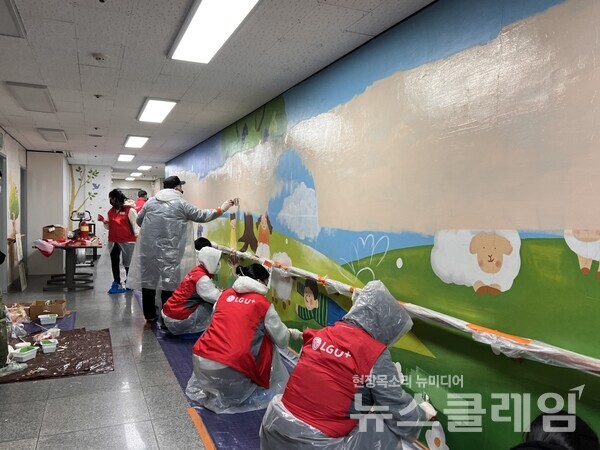 지난해 연말 '삼동소년촌'에서 진행한 벽화 그리기 봉사활동 현장 모습. 사진=LG유플러스