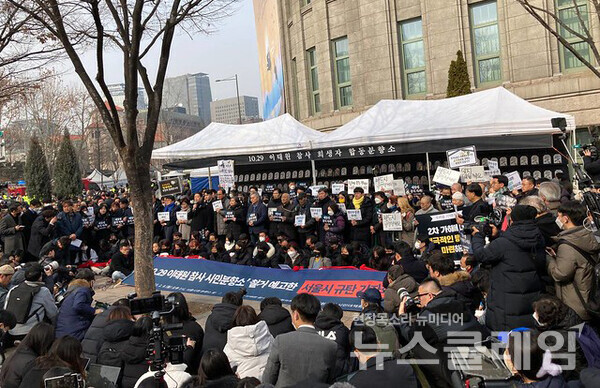 6일 오후 서울시청 앞 시민분향소에서 열린 '서울시의 이태원 참사 시청 분향소 철거 예고 규탄 기자회견'. 사진=참여연대