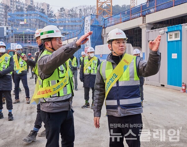 안전점검을 실시하는 최익훈 HDC현대산업개발 대표이사(오른쪽)와 류강선 광주행정타운아이파크 현장소장. 사진=HDC현대산업개발