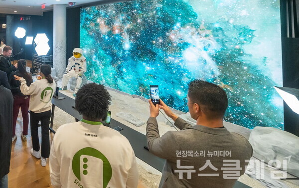 미국 샌프란시스코의 111 파웰 거리에 위치한 '갤럭시 익스피리언스 스페이스'에서 현지 방문객들이 갤럭시 S23 시리즈를 체험하고 있다. 사진=삼성전자