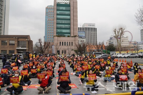 13일 오후 대구시청 동인청사 앞에서 열린 '의무휴업사수 마트노동자 결의대회'. 사진=민주노총 대구지역본부