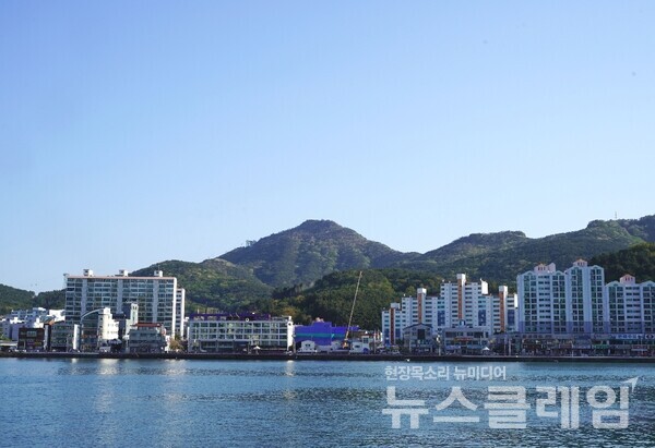 통영 시내 어디에서든 미륵산이 보인다. 정상 옆으로 한발 비켜 서 있는 산불감시 초소와 케이블카 종점의 구조물과 대롱대롱 매달린 케이블카까지 보였다. 산 위에 서면 바다 멀리 욕지도와 소매물도까지 보일 것이다. 이런 날 미륵산을 올라야 했다. 걸어서. 사진=오근식 객원위원 