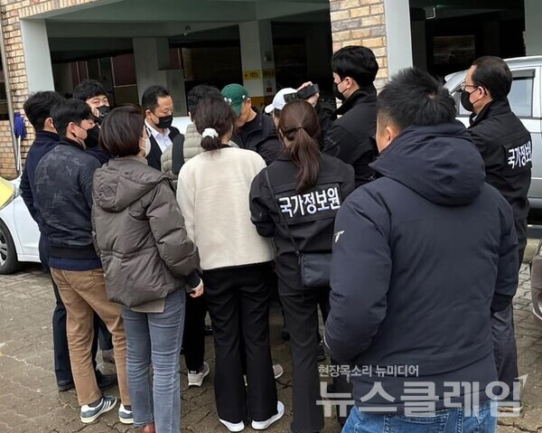 지난 18일 오전 제주시 이도일동 진보당 제주도당 사무실 앞에서 국정원 관계자들이 박현우 진보당 제주도당 위원장을 강제 연행하고 있다. 사진=서비스연맹 제주지역본부