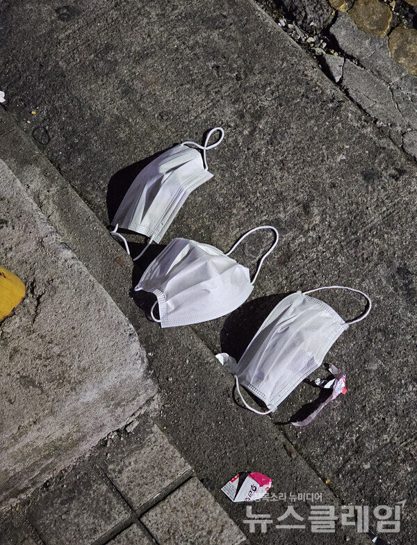 길거리에 버려진 마스크. 사진=박명규 기자
