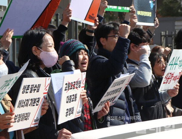 지난달 28일 세종 산업통상자원부 앞에서 열린 '기후정의파업 대정부요구 발표 기자회견'. 사진=414 기후정의파업