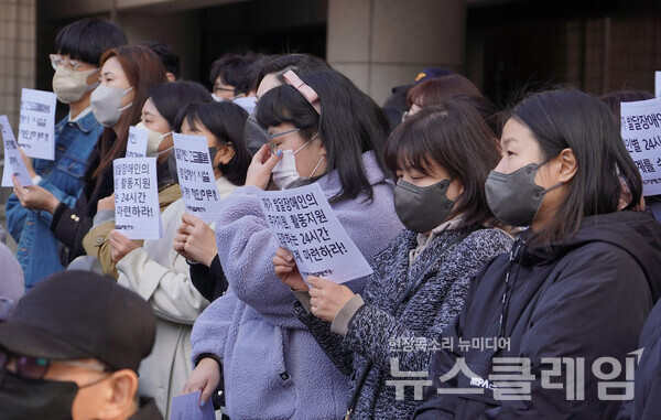 2일 오전 대구시청 동인청사 앞에서 진행된 '발달장애인 긴급돌봄 시범사업 공공운영 촉구 기자회견'. 사진=민주노총 대구지역본부