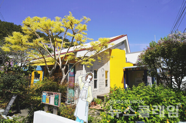 전혁림미술관으로 향하는 작은 골목을 들어서면 예쁘게 가꾸어진 작은 책방이 반긴다. 사진=오근식 객원위원