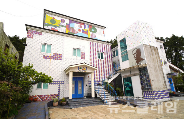 전혁림미술관에서는 건물벽에서부터 작품 감상을 시작한다. 사진=오근식 객원위원