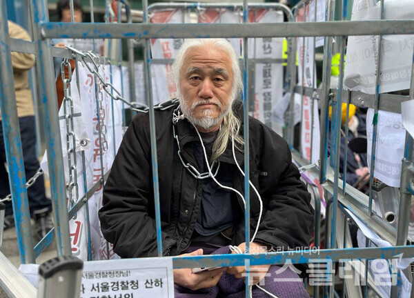 17일 오전 서울 종로구 서울경찰청 앞에서 진행된 '남대문경찰서 박경석 전장연 상임공동대표 체포영장 신청 입장 발표 기자회견'. 사진=전장연