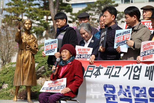 21일 오전 광주 서구 치평동 광주시의회 평화의소녀상 앞에서 열린 '한일정상회담 결과 대한 입장발표'. 사진=일제강제동원시민모임