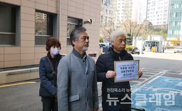 10.29 이태원참사 유가족협의회 이종철 대표가 22일 오전 서울 마포구 서울서부지방검찰청 앞에서 열린 '이태원 참사 희생자 및 생존자 금융정보조회 규탄 기자회견'을 마치고 항의서한을 전달하기 위해 민원실로 향하고 있다. 사진=박명규 기