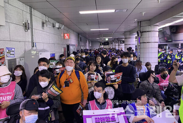23일 오전 서울 지하철 1호선 시청역에서 진행된 '서울420장애인차별철폐연대 투쟁 선포 결의대회'. 사진=전장연