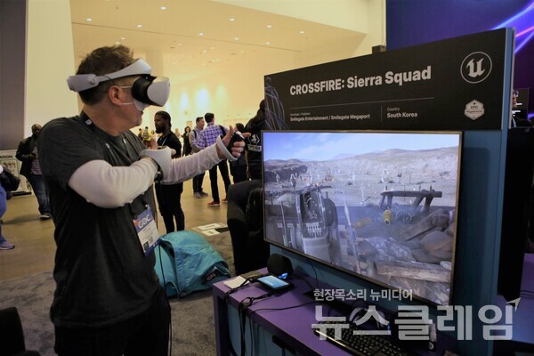 GDC 2023에서 크로스파이어시에라 스쿼드를 시연 중인 관람객. 사진=스마일게이트