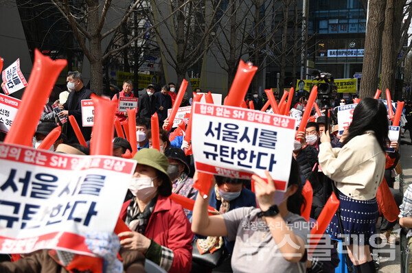서울시와 SH공사의 임대료 5% 인상 결정에 반발한 입주민들이 '인상 철회'를 촉구하며 23일 서울시청 앞에 모였다. 사진=진보당 서울시당