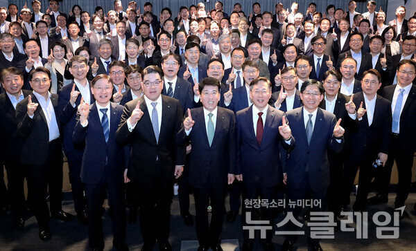 간담회에 참석한 함영주 회장(사진 맨 앞줄 가운데)과 그룹 및 관계사 임원들이 ‘하나’가 되어 '금융의 사회적 책임' 실천에 앞장서자는 의미의 기념촬영을 하고 있다. 사진=하나금융그룹