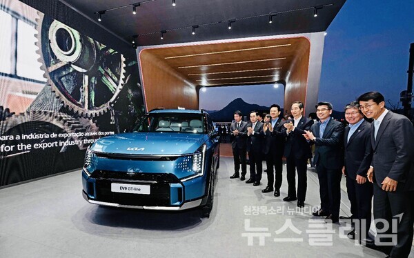 (왼쪽부터)안병윤 부산광역시 행정부시장, 이창양 산업통상자원부 장관, 장성민 대통령실 미래전략기획관, 한덕수 국무총리, 송호성 기아 사장, 윤상직 부산엑스포 유치위원회 사무총장, 김동욱 현대차 부사장. 사진=현대차그룹