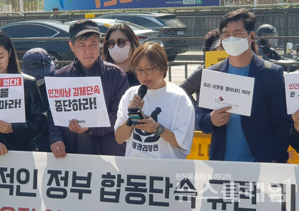 30일 오전 서울 용산 대통령 집무실 앞에서 열린 '미등록 이주민 대한 반인권적인 정부 합동단속 규탄 기자회견'. 사진=한국이주여성인권센터