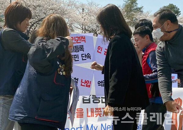 30일 오전 서울 용산 대통령 집무실 앞에서 열린 '미등록 이주민 대한 반인권적인 정부 합동단속 규탄 기자회견'. 사진=한국이주여성인권센터