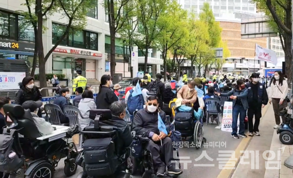 13일 서울 중구 서울시청 인근에서 열린 '전국탈시설장애인연대 창립대회'. 사진=전국탈시설장애인연대