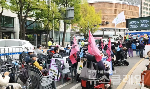 13일 서울 중구 서울시청 인근에서 열린 '전국탈시설장애인연대 창립대회'. 사진=전국탈시설장애인연대