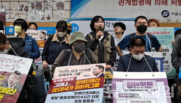 20일 오전 서울지하철 4호선 삼각지역 승강장에서 진행된 전장연 '출근길 지하철 선전전'. 사진=전장연