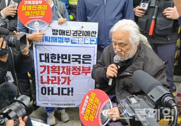 20일 오전 서울지하철 4호선 삼각지역 승강장에서 진행된 전장연 '출근길 지하철 선전전'. 사진=전장연