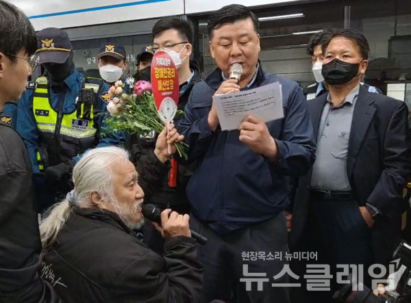 박경석 전장연 대표가 20일 장애인의 날을 맞아 서울 삼각지역에서 지하철 탑승을 시도하며 구기정 삼각지역장과 대치하고 있다. 사진=전장연