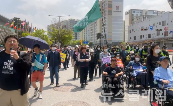 420장애인차별철폐공동투쟁단이 21일 오후 김대중 컨벤션 역에서 광주시청으로 향하는 거리행진을 펼치고 있다. 사진=전장연