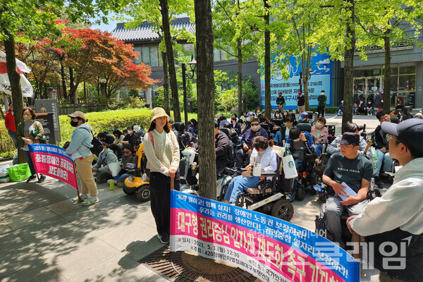 1일 오후 국가인권위원회 대구인권사무소 앞에서 열린 '대구형 권리중심 공공일자리 제도화 촉구 기자회견'. 사진=다릿돌장애인자립생활센터
