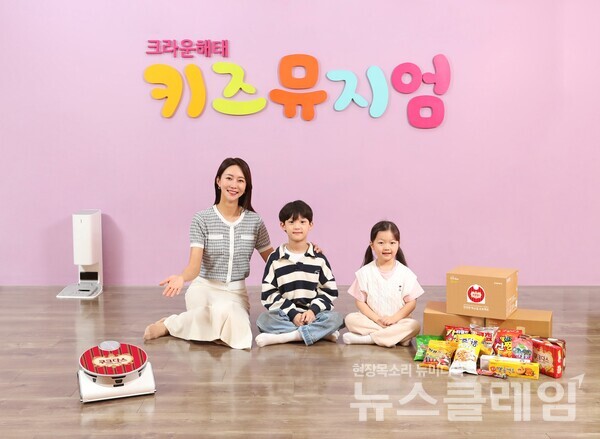 삼성전자 모델이 서울 용산에 위치한 크라운제과 키즈뮤지엄에서 '아이 LIKE 제트 봇 AI' 캠페인을 소개하고 있다. 사진=삼성전자