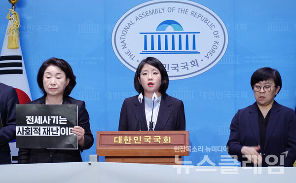1일 오전 국회 소통관에서 열린 '정부여당 특별법안 반대 기자회견'에 참석해 발언하는 용혜인 기본소득당 국회의원. 사진=용혜인 의원 페이스북